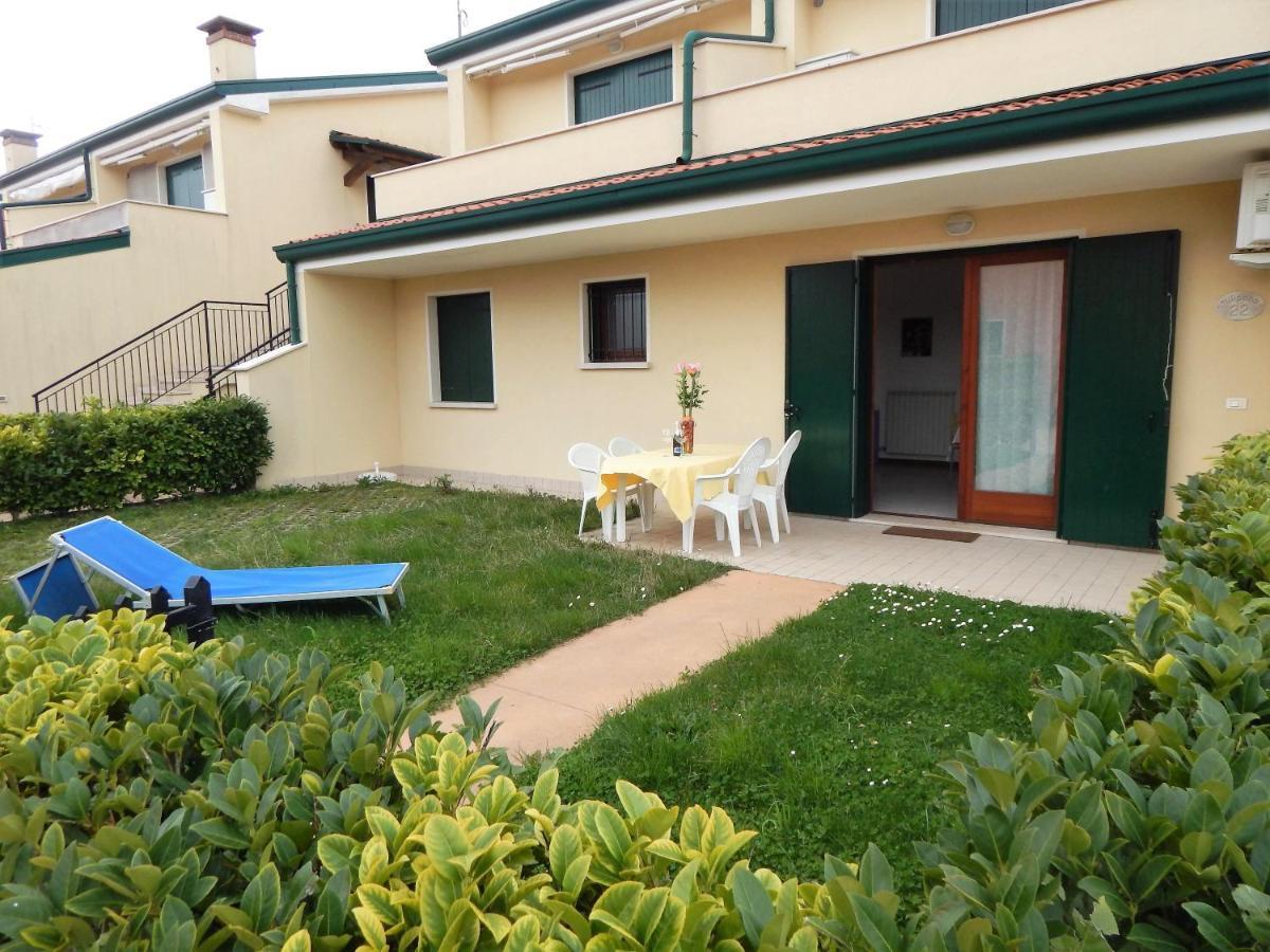 Hotel Apartments Villaggio Dei Fiori 4 Stars Luxury - Great Family Resort - Pet Friendly - With Hypermarket - Delivery Restaurant-Pizzeria - Room Breakfast With Supplement - Ultra Fast Wi-Fi - Play Area For Children - Olympic Swimming Pool - Parking Caorle Zewnętrze zdjęcie