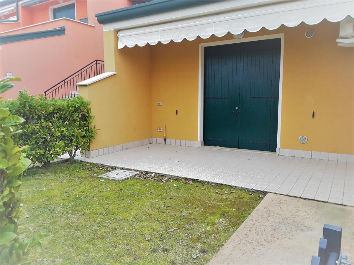 Hotel Apartments Villaggio Dei Fiori 4 Stars Luxury - Great Family Resort - Pet Friendly - With Hypermarket - Delivery Restaurant-Pizzeria - Room Breakfast With Supplement - Ultra Fast Wi-Fi - Play Area For Children - Olympic Swimming Pool - Parking Caorle Zewnętrze zdjęcie