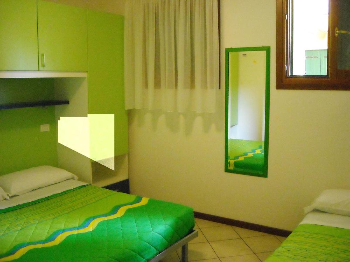 Hotel Apartments Villaggio Dei Fiori 4 Stars Luxury - Great Family Resort - Pet Friendly - With Hypermarket - Delivery Restaurant-Pizzeria - Room Breakfast With Supplement - Ultra Fast Wi-Fi - Play Area For Children - Olympic Swimming Pool - Parking Caorle Zewnętrze zdjęcie