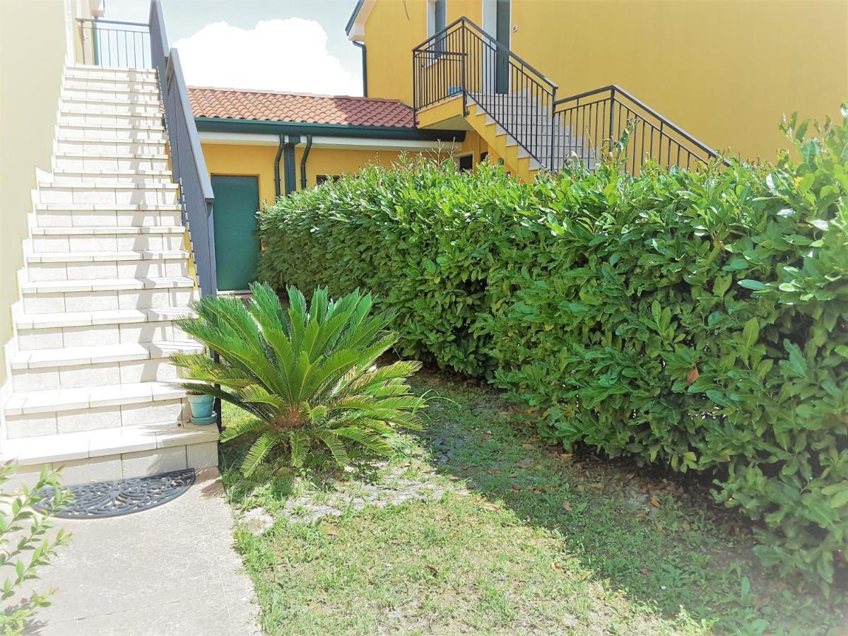 Hotel Apartments Villaggio Dei Fiori 4 Stars Luxury - Great Family Resort - Pet Friendly - With Hypermarket - Delivery Restaurant-Pizzeria - Room Breakfast With Supplement - Ultra Fast Wi-Fi - Play Area For Children - Olympic Swimming Pool - Parking Caorle Zewnętrze zdjęcie