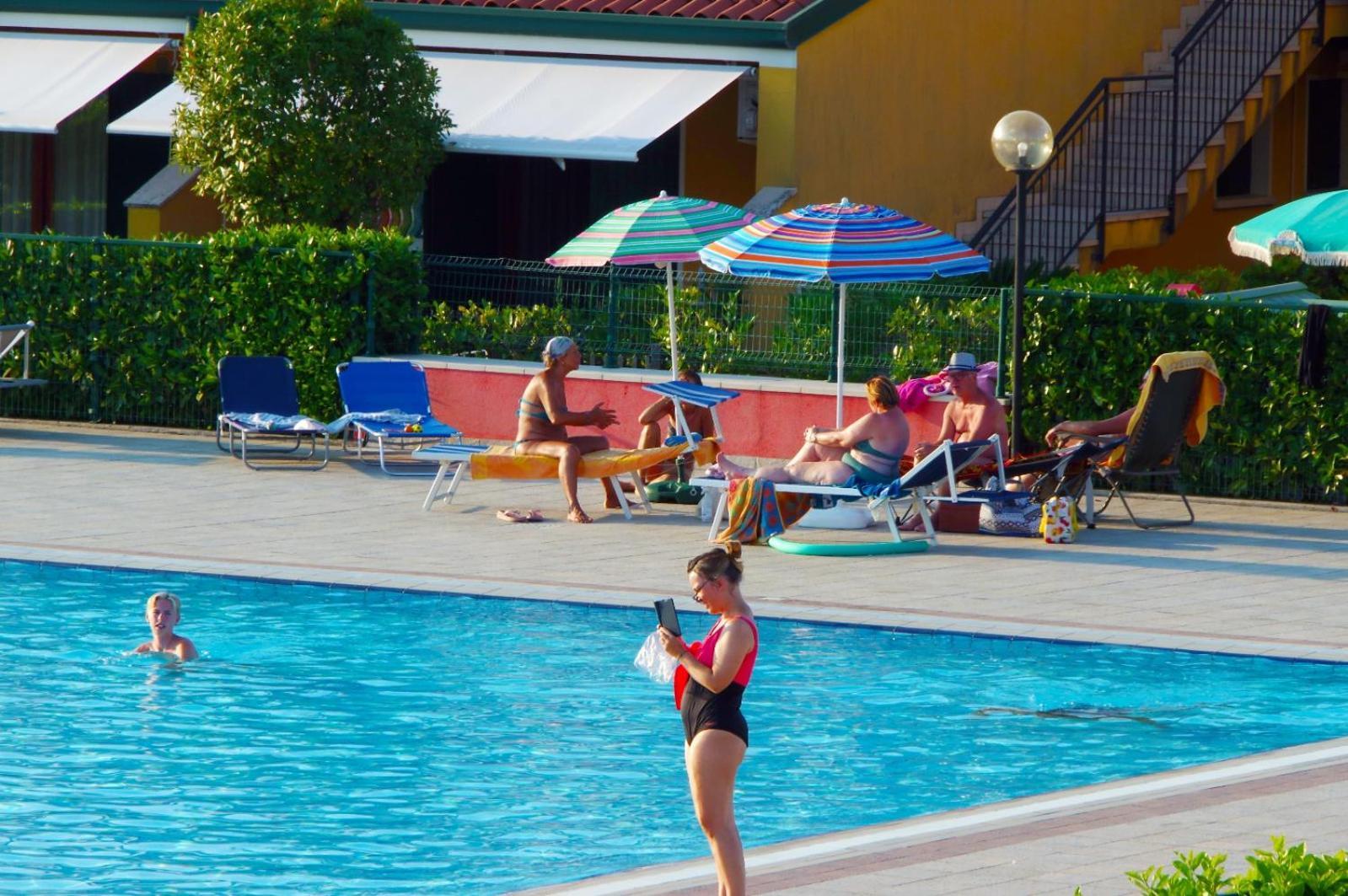 Hotel Apartments Villaggio Dei Fiori 4 Stars Luxury - Great Family Resort - Pet Friendly - With Hypermarket - Delivery Restaurant-Pizzeria - Room Breakfast With Supplement - Ultra Fast Wi-Fi - Play Area For Children - Olympic Swimming Pool - Parking Caorle Zewnętrze zdjęcie