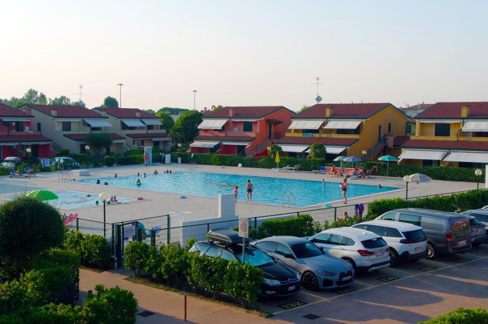 Hotel Apartments Villaggio Dei Fiori 4 Stars Luxury - Great Family Resort - Pet Friendly - With Hypermarket - Delivery Restaurant-Pizzeria - Room Breakfast With Supplement - Ultra Fast Wi-Fi - Play Area For Children - Olympic Swimming Pool - Parking Caorle Zewnętrze zdjęcie
