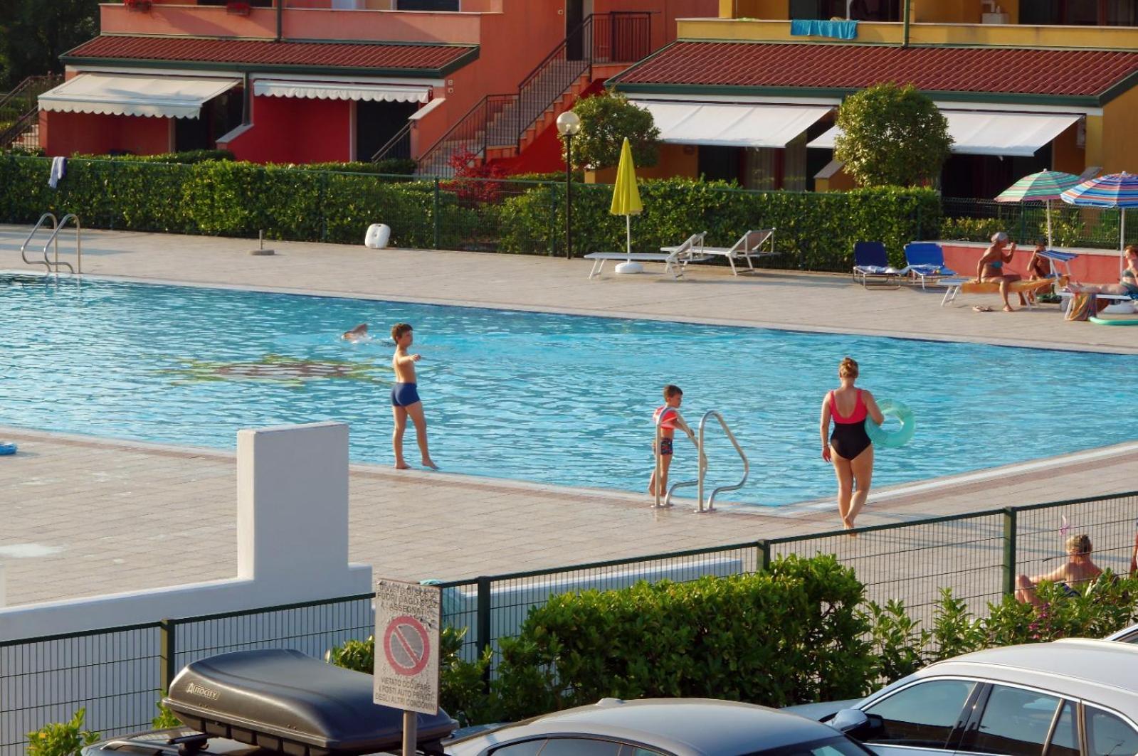 Hotel Apartments Villaggio Dei Fiori 4 Stars Luxury - Great Family Resort - Pet Friendly - With Hypermarket - Delivery Restaurant-Pizzeria - Room Breakfast With Supplement - Ultra Fast Wi-Fi - Play Area For Children - Olympic Swimming Pool - Parking Caorle Zewnętrze zdjęcie