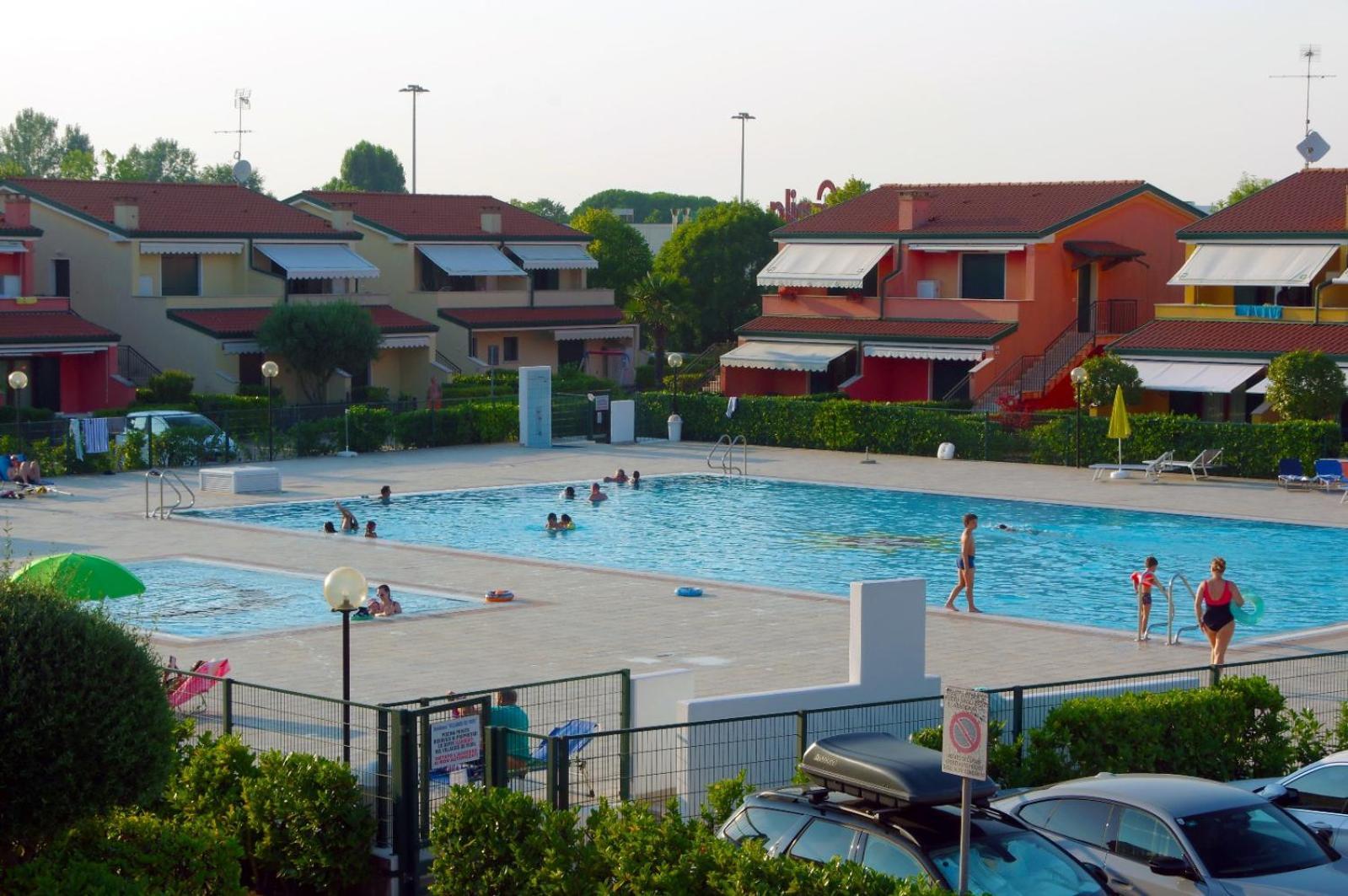 Hotel Apartments Villaggio Dei Fiori 4 Stars Luxury - Great Family Resort - Pet Friendly - With Hypermarket - Delivery Restaurant-Pizzeria - Room Breakfast With Supplement - Ultra Fast Wi-Fi - Play Area For Children - Olympic Swimming Pool - Parking Caorle Zewnętrze zdjęcie