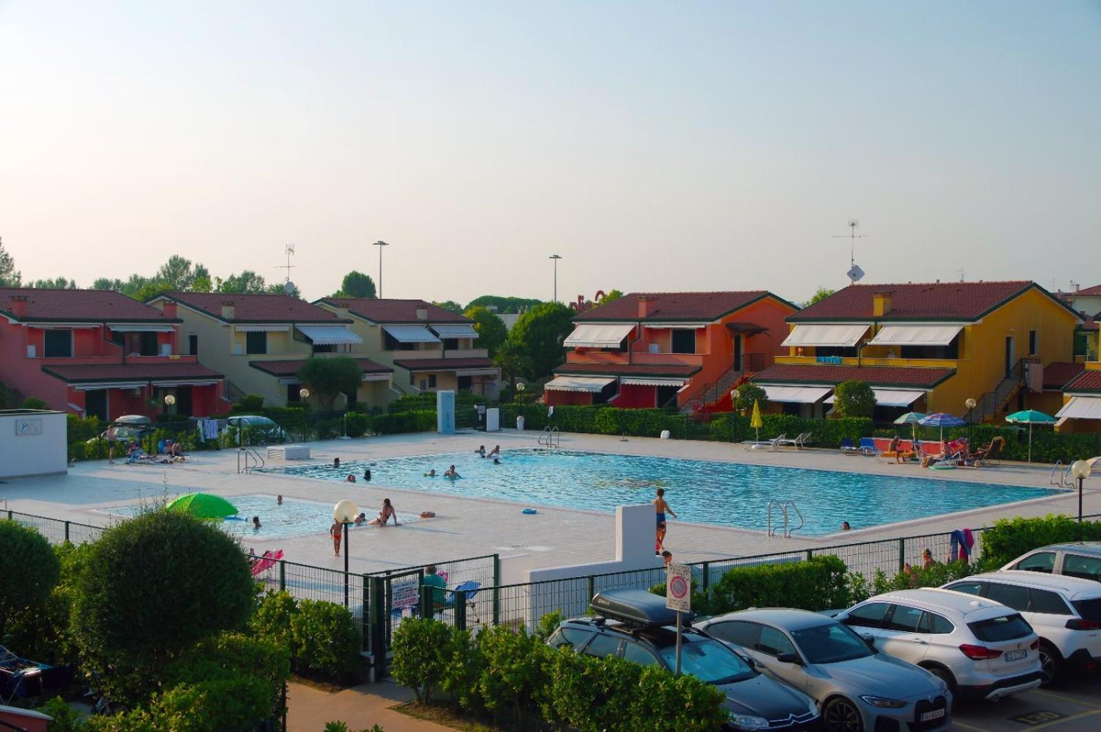 Hotel Apartments Villaggio Dei Fiori 4 Stars Luxury - Great Family Resort - Pet Friendly - With Hypermarket - Delivery Restaurant-Pizzeria - Room Breakfast With Supplement - Ultra Fast Wi-Fi - Play Area For Children - Olympic Swimming Pool - Parking Caorle Zewnętrze zdjęcie