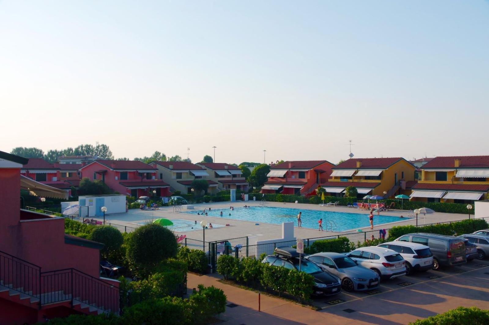 Hotel Apartments Villaggio Dei Fiori 4 Stars Luxury - Great Family Resort - Pet Friendly - With Hypermarket - Delivery Restaurant-Pizzeria - Room Breakfast With Supplement - Ultra Fast Wi-Fi - Play Area For Children - Olympic Swimming Pool - Parking Caorle Zewnętrze zdjęcie