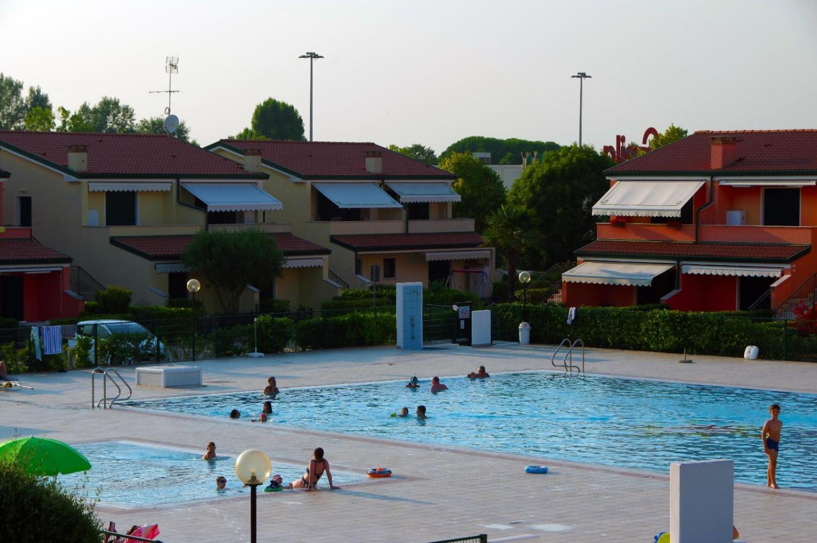 Hotel Apartments Villaggio Dei Fiori 4 Stars Luxury - Great Family Resort - Pet Friendly - With Hypermarket - Delivery Restaurant-Pizzeria - Room Breakfast With Supplement - Ultra Fast Wi-Fi - Play Area For Children - Olympic Swimming Pool - Parking Caorle Zewnętrze zdjęcie