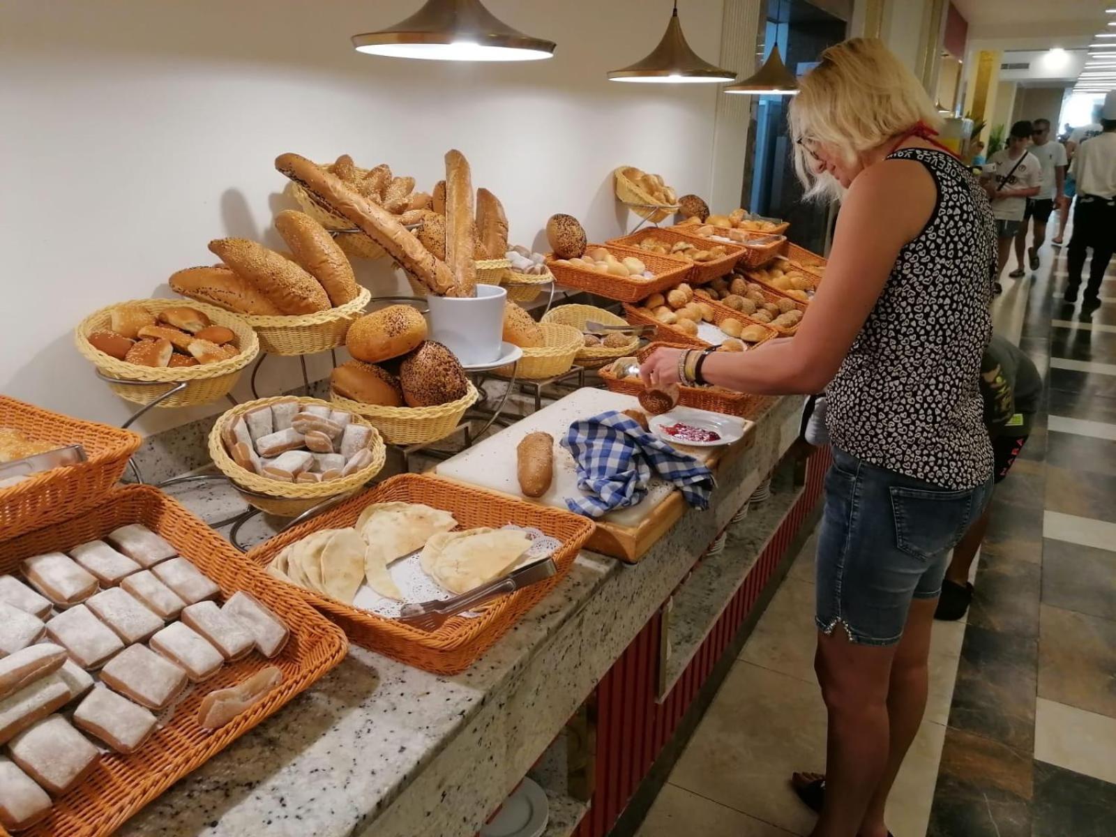 Hotel Apartments Villaggio Dei Fiori 4 Stars Luxury - Great Family Resort - Pet Friendly - With Hypermarket - Delivery Restaurant-Pizzeria - Room Breakfast With Supplement - Ultra Fast Wi-Fi - Play Area For Children - Olympic Swimming Pool - Parking Caorle Zewnętrze zdjęcie