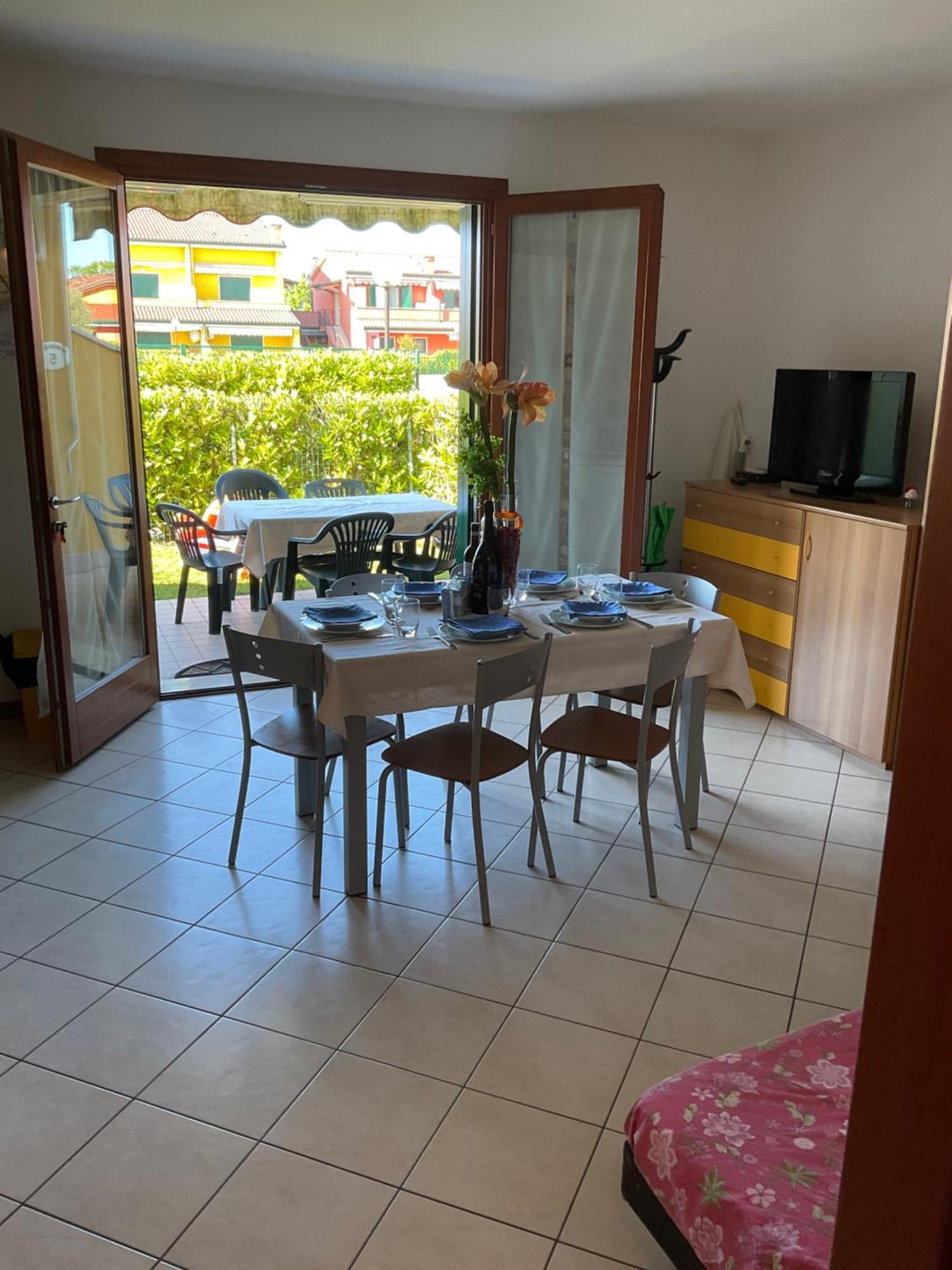 Hotel Apartments Villaggio Dei Fiori 4 Stars Luxury - Great Family Resort - Pet Friendly - With Hypermarket - Delivery Restaurant-Pizzeria - Room Breakfast With Supplement - Ultra Fast Wi-Fi - Play Area For Children - Olympic Swimming Pool - Parking Caorle Zewnętrze zdjęcie