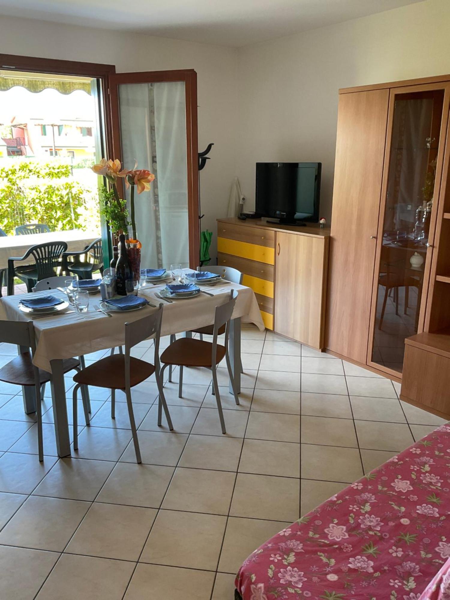 Hotel Apartments Villaggio Dei Fiori 4 Stars Luxury - Great Family Resort - Pet Friendly - With Hypermarket - Delivery Restaurant-Pizzeria - Room Breakfast With Supplement - Ultra Fast Wi-Fi - Play Area For Children - Olympic Swimming Pool - Parking Caorle Zewnętrze zdjęcie